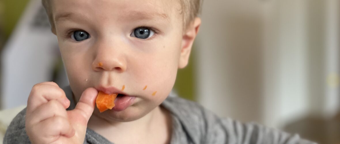 Baby isst selbst
